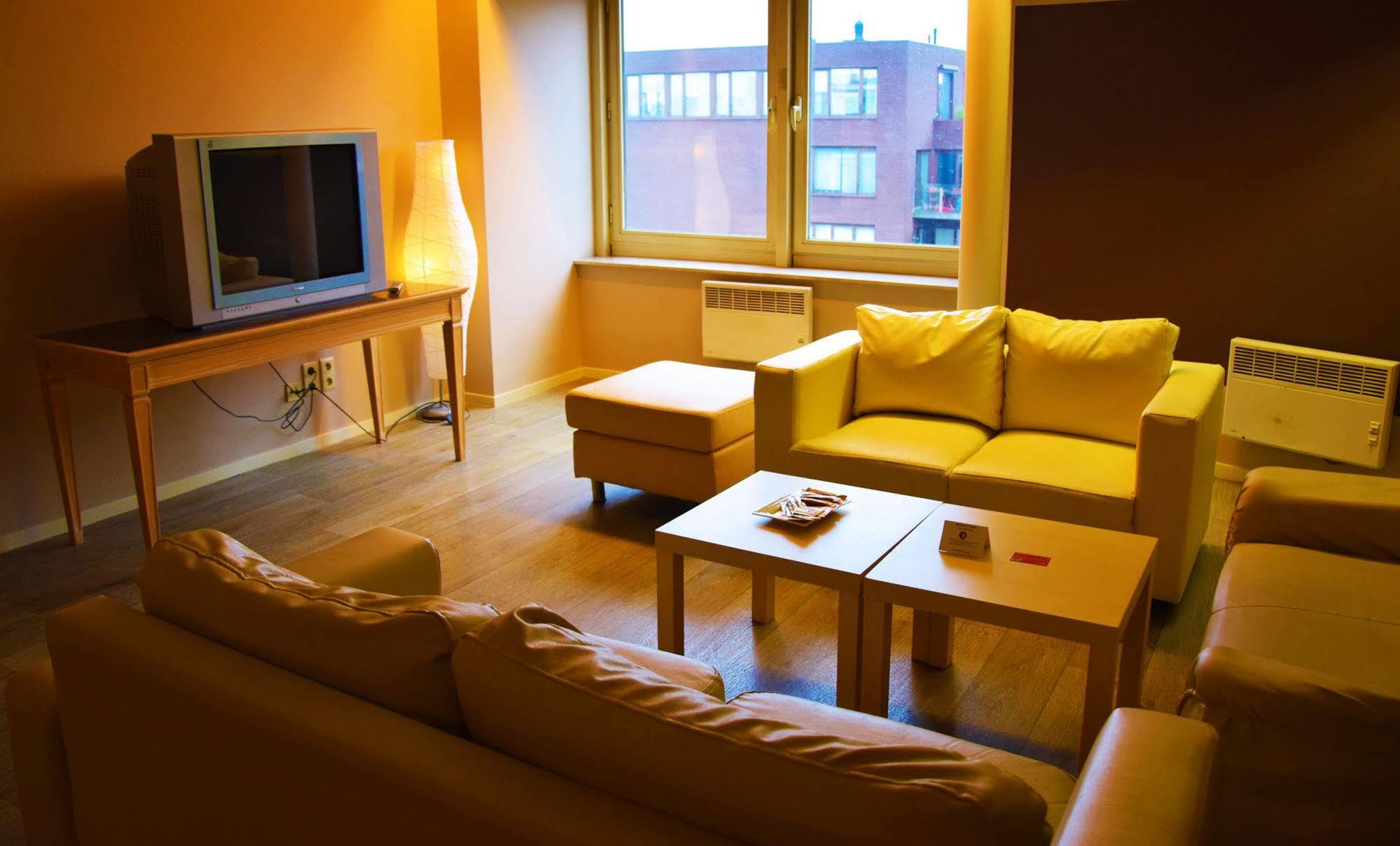 Ambassador Apartment *